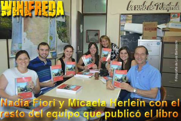 Nadia Fiori y Micaela Herlein con el resto del equipo que publicó el libro
