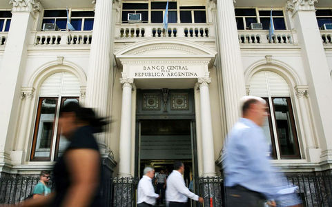 En la previa electoral, se acelera la salida de depósitos en dólares