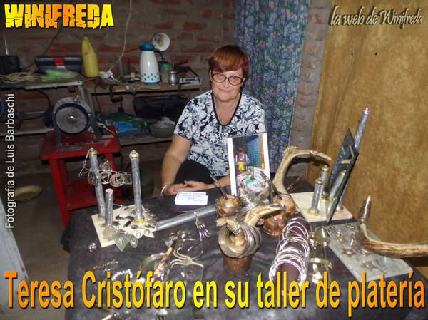 Teresa Cristófaro en su taller de platería