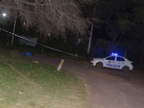 Violento asalto en Santa Rosa: un delincuente murió, un policía fue apuñalado y otro sospechoso será formalizado