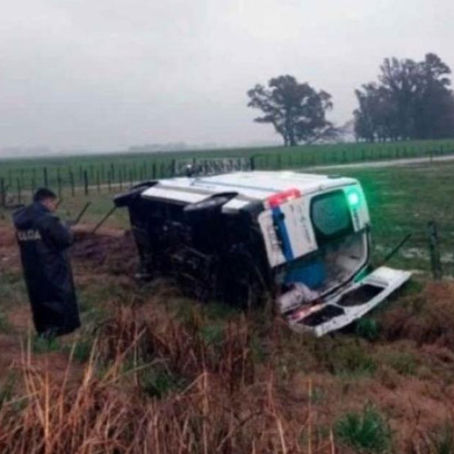 Volcó una ambulancia de La Pampa en la Ruta 5: cinco heridos leves en medio de la lluvia