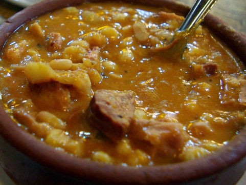La parroquia "Cristo Redentor" prepara su tradicional locro para el 24 de mayo
