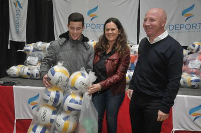 Se entregó material deportivo a 64 instituciones