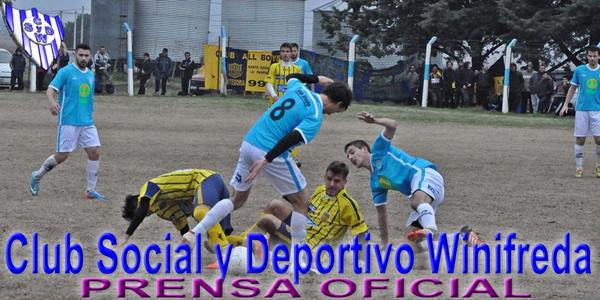 Fernando Fridirich (de espaldas) lleva el balón en el partido vs All Boys