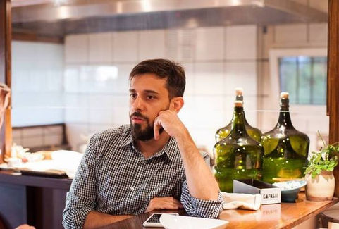 Vive en La Pampa y fue nominado 'comunicador de vinos más destacado del mundo'