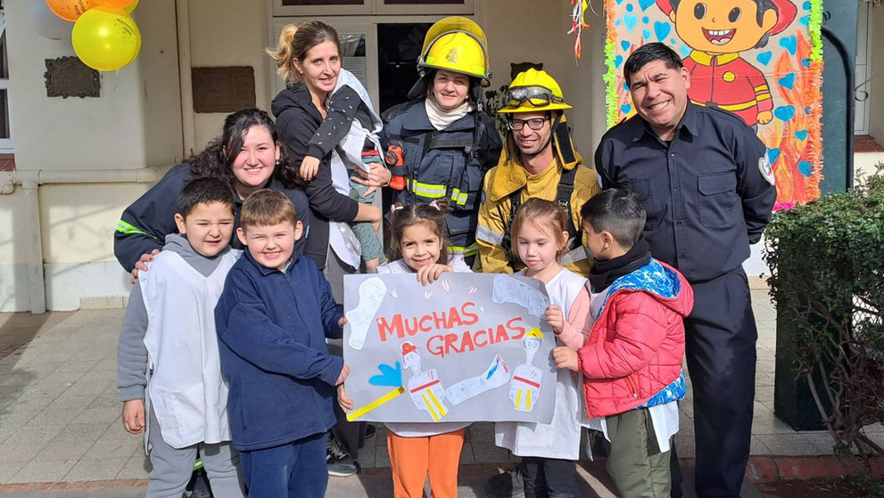 Bomberos Voluntarios de Winifreda compartieron una jornada educativa con alumnos de la Escuela N° 104