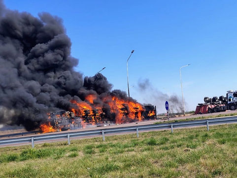 Violento choque de camiones en las rutas 35 y 18: incendio, heridos y corte total del tránsito