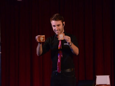 Manu Sereno, el mago santarroseño que triunfa en la calle Corrientes