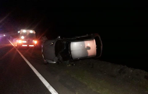 Chocó a una pick up y volcó