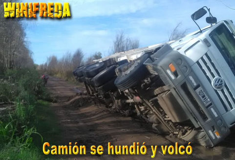 Winifreda: Camión se hundió y volcó