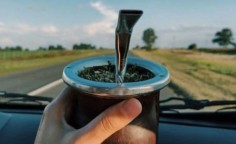 Prohibido cebar: tomar mate al volante ahora puede costarte hasta $420.000