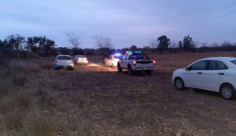 Policía encuentra fiesta clandestina en un monte y los participantes huyeron a pie