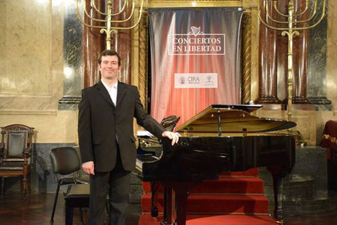 Tenor nacido en Lonquimay ganó concurso de canto en el Teatro Colón