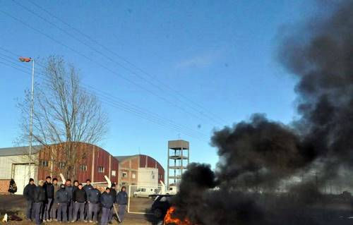 La Adela: echaron a ocho salineros