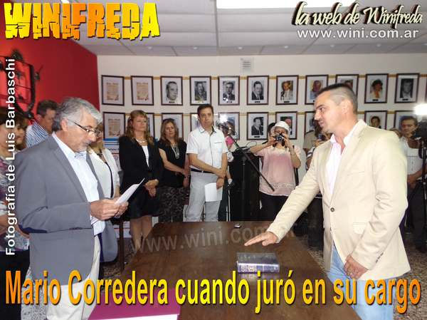 Mario Corredera cuando juró en su cargo ante el presidente del CD, Domingo González