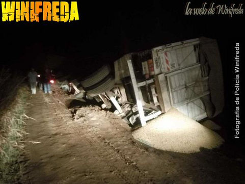 Volcó acoplado con soja en Winifreda