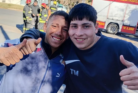 Heroico rescate: dos jóvenes salvaron a un niño atrapado en una casa incendiada