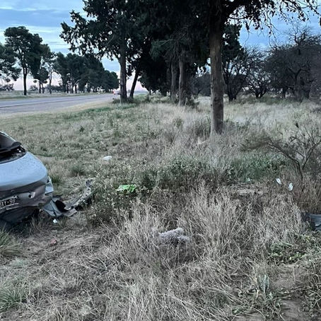 Vuelco en la ruta 35: terminó en el hospital tras maniobra peligrosa de una camioneta