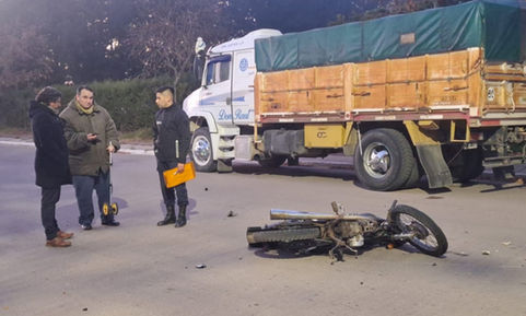 Tragedia en Eduardo Castex: un policía murió al chocar con su motocicleta contra un camión estacionado