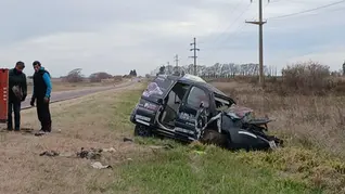 Tragedia en la Ruta 4: un joven de 25 años murió tras un violento choque frontal entre un utilitario y un camión