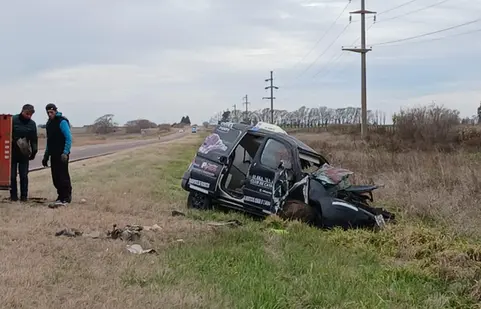 Tragedia en la Ruta 4: un joven de 25 años murió tras un violento choque frontal entre un utilitario y un camión