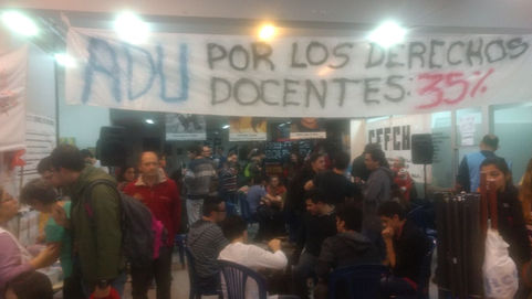 Docentes y estudiantes tomaron la sede central de la UNLPam