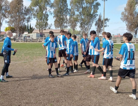 Triunfos winifredenses en Inferiores con la inesperada visita de un campeón mundial