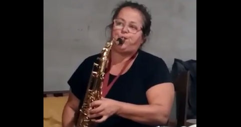 La winifredense Marcela Chirino muestra su destreza con el saxo