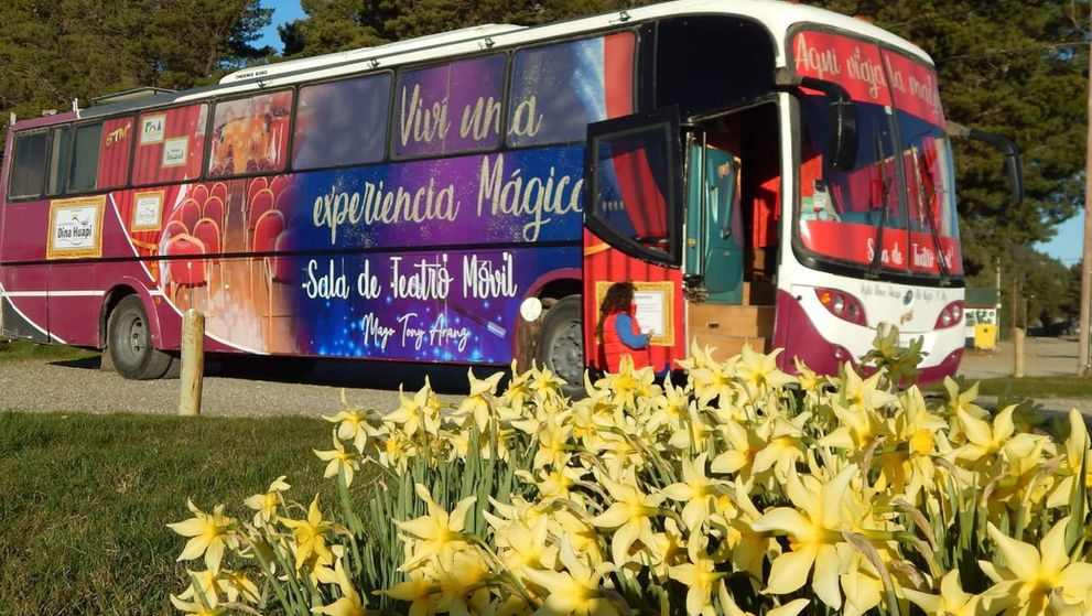La magia llegó sobre ruedas: un colectivo convertido en teatro invita a disfrutar de un show en Winifreda