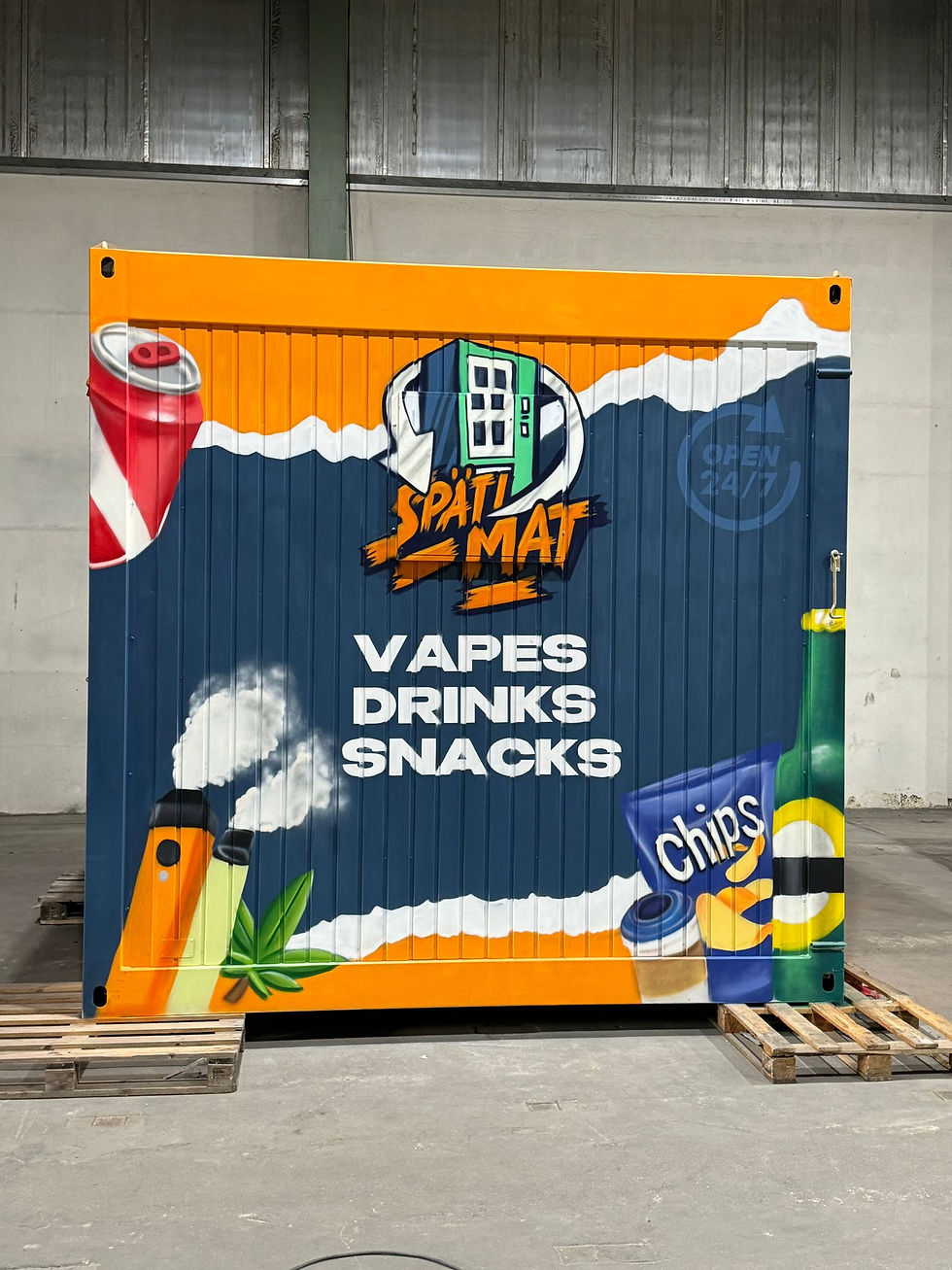 24 Std. Kisk automat Container in Gelb, Weiss,>Rot,Blauem Design. Darauf abgebildet sind ein Automat, eine Cola Dose Vape, Chips und Limo