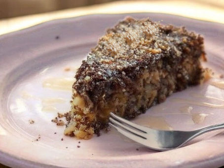 Domáci zdravý makový koláč s jablkami, lieskovými orechmi a medom, prirodzene bezlepkový dezert