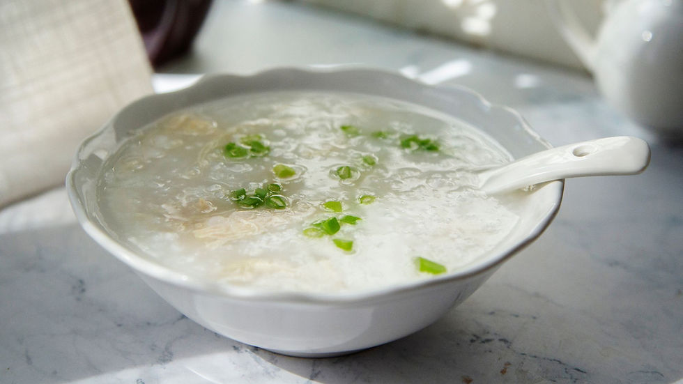 Tradičná jemná ryžová kaša congee s bylinkami a keramickou lyžicou