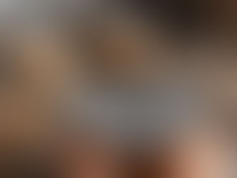 Makové zrnká v medenej nádobe a lyžici na drevenom stole