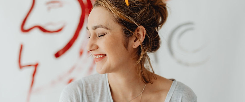 Usmiata žena – symbol vyváženého Ohňa a vedomého vedenia energie v roku 2026