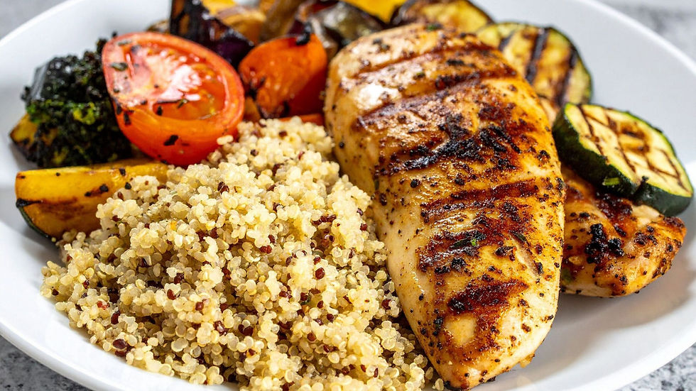Grilované kuracie prsia s quinoou a pečenou zeleninou na bielom tanieri