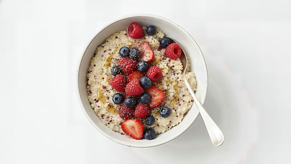 Sladká quinoa kaša s čerstvými malinami, čučoriedkami a jahodami v miske