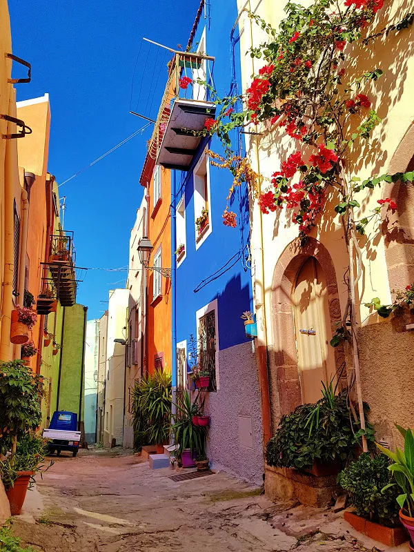 blogsognoitaliano-sardinic3ab-bosa-colorstreet.webp