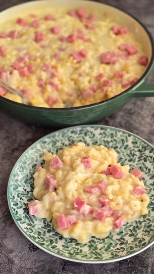 Macaroni met bloemkool-kaassaus en hesp
