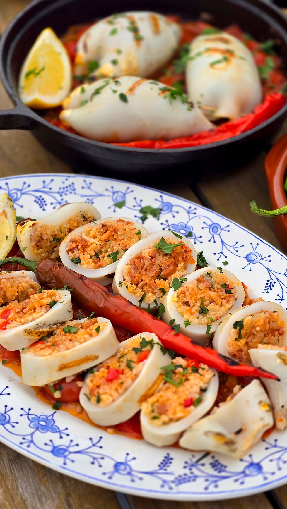 Gevulde inktvis met chorizo, rijst en tomatensaus