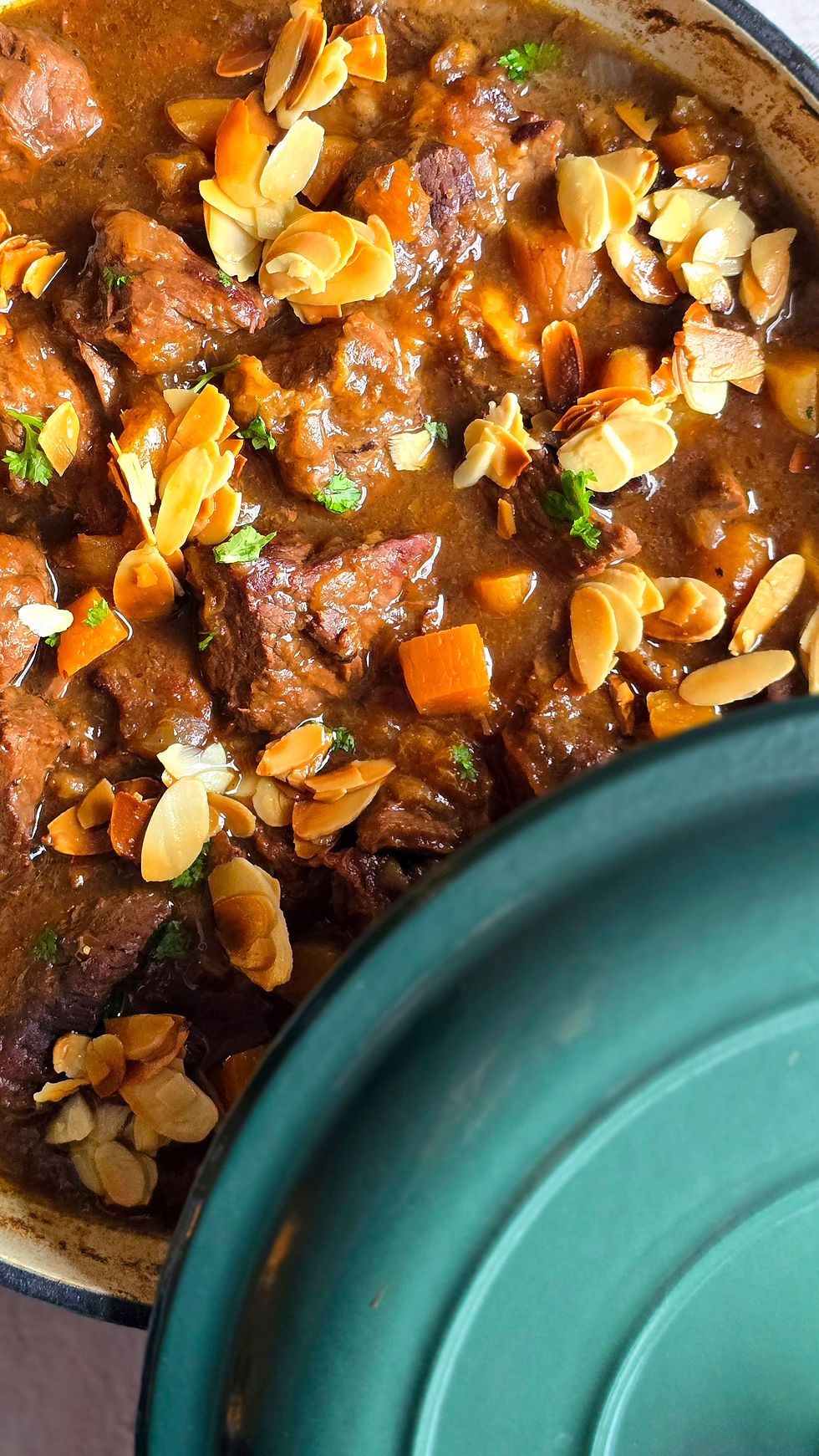 Midden oosters stoofpotje met gedroogde abrikozen en krokante amandelen