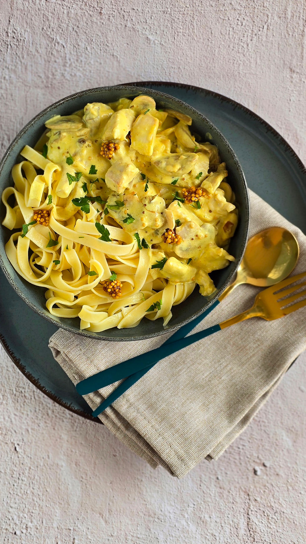 Tagliatelle met kip, champignons en mosterd
