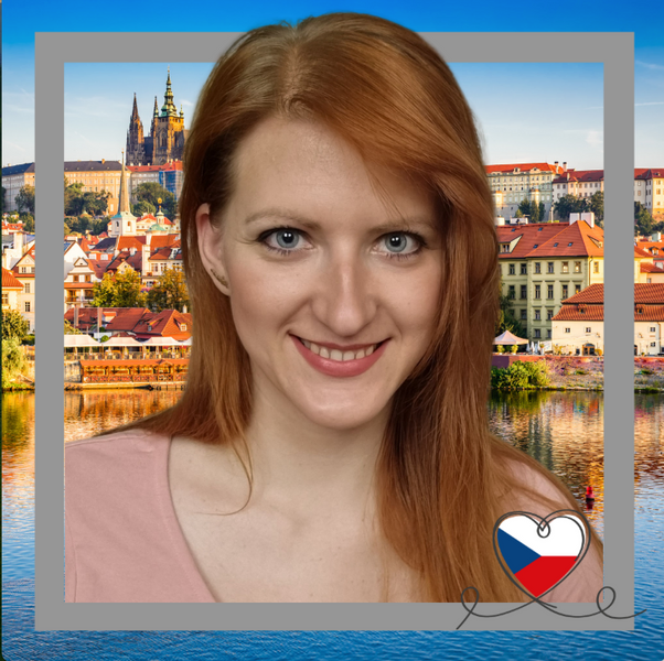 Profe de checo para hispanohablantes, Eva Halanová, bandera checa de la República checa, Praga en el fondo
