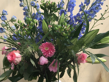 Zomers boeket met blauwe delphinium, roze pioen,...