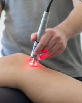 Hot laser therapy on the knee_edited_edi