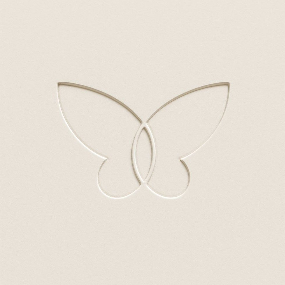 Schmetterling Logo, minimalistisches Design, hellbeige Hintergrund, zwei ineinander verschlungene Kreise.
