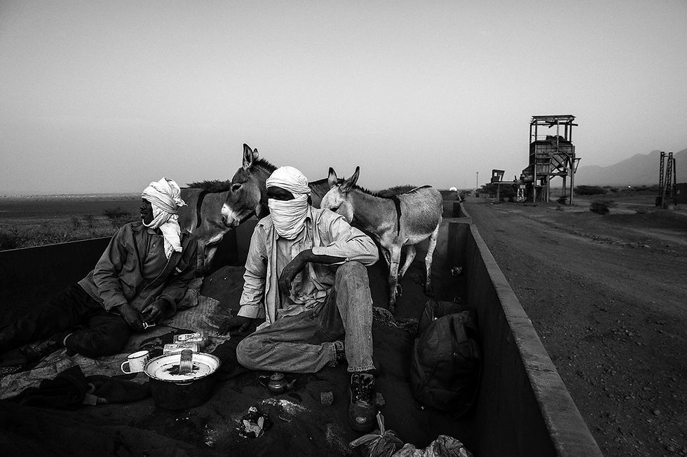 The Iron Train is one of the longest train in the world, the train is about 2.5 km. A journey that goes from Nouadhibouh to Zouerate (Mauritania), totaling 652 km in the middle of the Sahara desert that lasts about 20 hours.