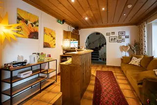 Rezeptionsbereich mit Blick auf den Eingangsbereich