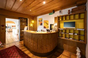 Rezeption und Eingang zum Frühstücksraum