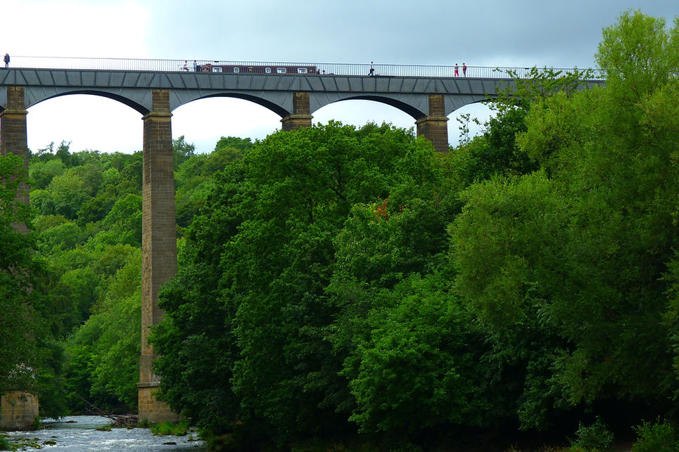 Pontcysyllte Aqueduct: Canal boat and people on top