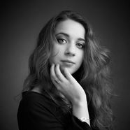 portrait individuel en noir blanc avec une belle lumière en studio à domicile à pau